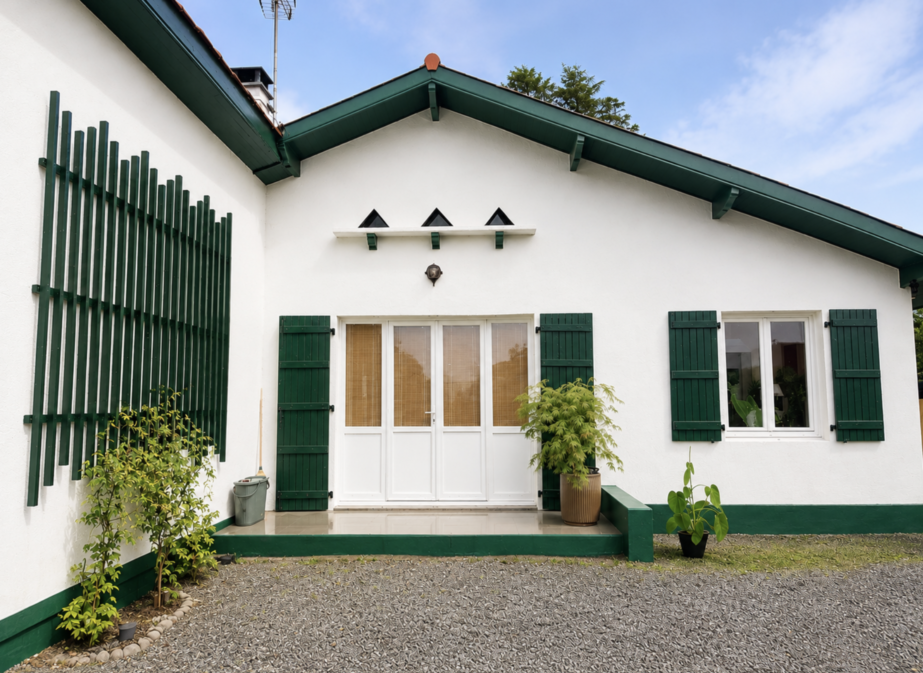 thierry-morin-peintre-batiment-maison-architecture-basque renovations volet et soubassement maison architecture basque par Thierry Morin peintre en Batiment à Marmande